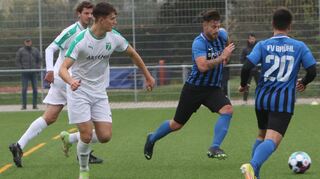 Alessandro Cammillierie (Mitte) – verfolgt von Maximilian Geiß und Joel Elias Stather (I.) aufseiten der SG Oftersheim – gewinnt mit dem FV Brühl in der Nachspielzeit gegen den Tabellenvorletzten.