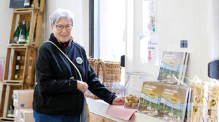 Renate Rottmayer freut sich, dass der Stadtladen des Johanneshofes künftig an Werk-, Sonn- und Feiertagen zur Korkabgabe zur Verfügung steht.