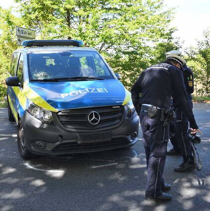 An der Ampelanlage am Stadion hat das Polizeifahrzeug die Rentnerin erfasst, die Grün hatte und ihr Rad über die Straße geschoben hat. Sie starb vor Ort.
