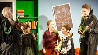 Klaus Herdel ( (v. l.) als Vampir-Oma Sabine von Schlotterstein, Carlotta Seßler (Anna von Schlotterstein), Léonard Georgie (Anton Bohnsack), Wassim Saadi (kleiner Vampir) und Vampirbruder Lumpi von Schlotterstein (Jonas Werling) brillieren.