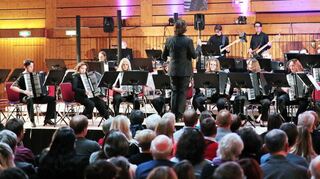 Das Hohner-Akkordeon-Orchester, hier das Erste Orchester unter der Leitung von Johannes Grebencikov, begeistert die Besucher in der Mannherz-Halle.
