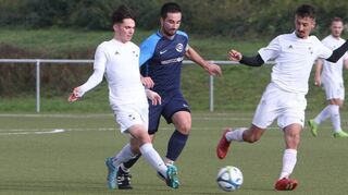 Marco Seibert (l.) zeichnet sich Vorlagengeber aus, Mert Aydin (r.) besorgt den Treffer zum 8:1 des SV 98 Schwetzingen II gegen die Reserve der TSG Eintracht Plankstadt. Patrick Gieser kommt zu spät.