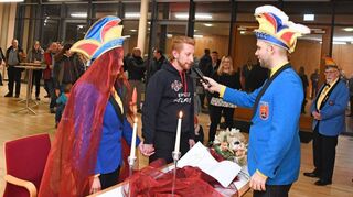 Sitzungspräsident Jens Schneider muss sein Talent als Standesbeamter beweisen, wenn er bis Aschermittwoch als Rathauschef fungieren will. Die willigen Brautleute Nadine Rühle und Dominik Bitz vermählt er mit viel Witz.