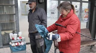 Die Müllsammler müssen nicht weit laufen: Direkt am Kulturzentrum quellen die Mülleimer über. Walter Etzler (l.) und Ulrike Krause machen sich ans Werk.