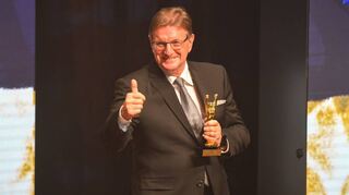 Überglücklich: Erfolgstrainer Rüdiger Harksen wurde am Montagabend für sein Lebenswerk mit dem Lifetime Award ausgezeichnet.