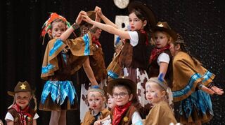 Die Minis der KG Narrhalla stehen verkleidet auf der Bühne.