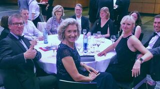 Schon vor der Preisverleihung ist die Stimmung am Tisch des TSV Oftersheim sehr gut – hinten in der Mitte ist der für den Ehrenamtsaward nominierte Peter Knapp zu sehen.