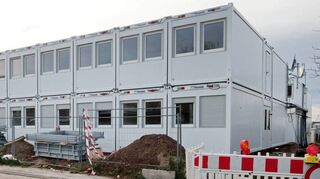 Die Containeranlage ist errichtet, die Erteilung der Baugenehmigung durch die Behörde ist nur noch eine Frage der Zeit. Gegen der Willen der Gemeinde.