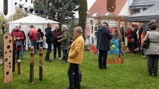 Auch ohne Ausstellung ist der Garten von Familie Langlotz ein Kleinod. Nun platzte er bald ob all der vielen Kunstobjekte.