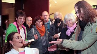 Kristina Vogel hat das Buch für Petra Mitaritonna (r.) signiert – und die freut sich.