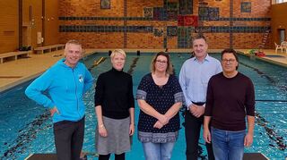 Sie freuen sich gemeinsam über den von der Stiftung Sternenglück unterstützten Schwimmkurs im Hallenbad (v. l.): Helmut Sprengel vom Bäderteam, Rektorin Juliane Groß, Ute Willer vom Schwimmverein Hellas sowie Timo Röllinghoff und Thomas Zoepke von der Stiftung Sternenglück.