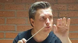 Dirigent Dominik Koch bei der Probe der Stadtkapelle.