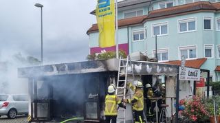 Der beliebte Brühler Imbisswagen "Loulo Grillhähnchen" auf dem Gelände von Edeka Embach am Luftschiffring ist am Donnerstagvormittag vollständig ausgebrannt.