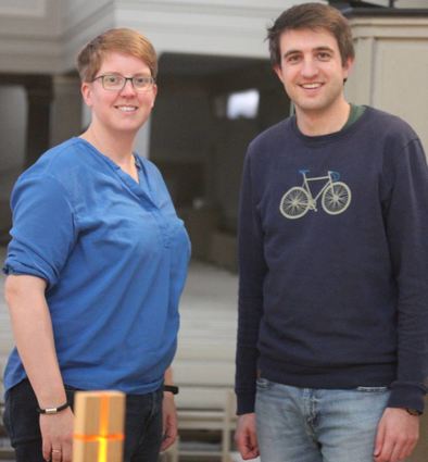 Franziska Beetschen und Jonathan Schumann bereiten den Gottesdienst vor.