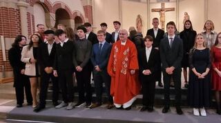 In Plankstadt spendet Offizial Thorsten Weil (Mitte) in St. Nikolaus das Sakrament der Firmung.
