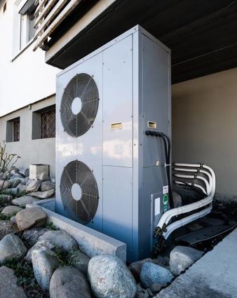 ARCHIV - 24.03.2022, Baden-Württemberg, Rottweil: Die Lüftungsanlage einer Wärmepumpe steht vor einem Wohnhaus. Ein Hindernis für den schnelleren Ausbau von Wärmepumpen sind aus Sicht zahlreicher Expertinnen und Experten Wohngebäude ohne energetische Sanierung. (zu dpa: Nur 47 Wärmepumpen in Landesgebäuden: SPD moniert mangelndes Tempo») Foto: Silas Stein/dpa +++ dpa-Bildfunk +++