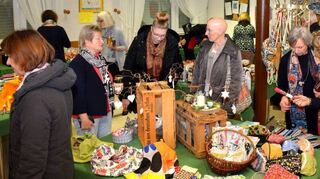 2019 ist der Basar gut besucht, bunt dekoriert und das Interesse an der dargebotene Ware ist reichhaltig. So wünschen es sich die Organisatoren wieder.