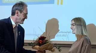Lena Krug (r.) dankt Bürgermeister Dr. Ralf Göck für die Möglichkeit, die Daten der Jugendbefragung im Rathaus vorstellen zu dürfen.