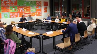 Das Gespräch von CDU-Landtagsmitglied Andreas Sturm und CDU-Gemeinderat Wolfgang Reffert mit der Schulleitung, Schülerver-tretungen und Elternvertreterinnen der Dönhoff-Realschule fand am Rande der Ausbildungsbörse statt.