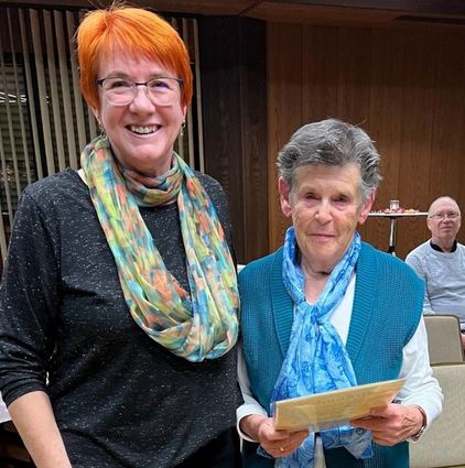 Die Vorsitzende Heike Ullrich (l.) ehrt Hella Walter und ernennt sie zum Ehrenmitglied des Vereins.