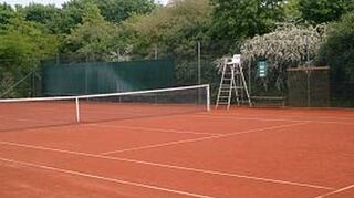 Dieser Tennisplatz am östlichen Rand der Anlage auf dem TV-Gelände soll in ein Beachfeld für mehrere Sportarten umgewandelt werden.