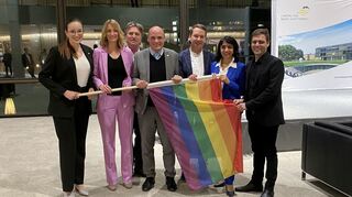 Freuen sich gemeinsam über den Beschluss zum LSBTTIQ-Freiheitsraum Baden-Württemberg mit der symbolträchtigen Regenbogenflagge in den Händen: Landtagspräsidentin Muhterem Aras (2. v. r.) und Vizepräsident Daniel Born (Mitte) mit den queerpolitischen Sprechern der Grünen, der SPD und FDP/DVP, Oliver Hildenbrand (3. v. r.), Florian Wahl (r.) und Alena Trauschel (l.) sowie mit CDU-Generalsekretärin Isabell Huber (2. v. l.) und Sozialminister Manne Lucha (3. v. l.).