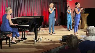 Die „Schönen Mannheims“ begeistern die Besucher im ausverkauften Gemeindezentrum in Plankstadt mit ihren Songs und Choreographien.