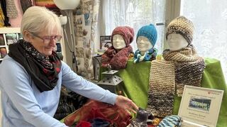 Schöne Strickwaren in vielen Variationen: Waltraud Hübner von der Wolloase bereitet hier gerade den Adventsbasar an diesem Samstag vor.
