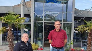 Rudi Bamberger (links) und Bellamar-Bäderleiter Alexander Happold nach dem Feedback-Gespräch zum Pool-Lift-Test.