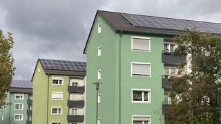 Die Photovoltaik, also die Stromerzeugung aus Sonnenenergie, zeigt in Brühl – auch durch die großflächigen Anlagen auf den Wohnhäusern der Frankfurter Straße (Bild) – schon jetzt einen relativ guten Wert.