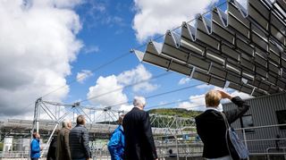 Sowas wäre auch für das Klärwerk des Bezirks Schwetzingen denkbar: Ein faltbares Solardach, wie es hier bei der Kläranlage in Reinach, Schweiz, gerade eingefahren wird.
