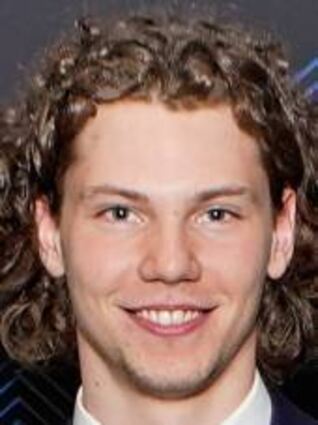 ARCHIV - 22.06.2022, USA, Tampa: Eishockey-Nationalspieler Moritz Seider von den Detroit Red Wings steht mit der Calder Trophy nach der Verleihung der NHL-Eishockeypreise für ein Foto. Die Calder Trophy wird jährlich an den besten Rookie der Liga verliehen. Seider wurde als erster Deutscher zum besten Neuling einer NHL-Saison gewählt. (zu dpa: «Seider vor 100. NHL-Spiel: Will mit niemandem auf der Welt tauschen») Foto: John Bazemore/AP/dpa +++ dpa-Bildfunk +++