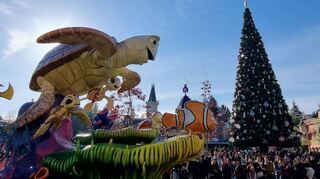 „Disney Stars on Parade“: Hier „schwimmt“ Clownfisch Nemo mit seinen Freunden am Weihnachtsbaum vorbei. Die Wagen mit den Disney-Charakteren sind märchenhaft gestaltet. Da staunen Kinder und Erwachsene gleichermaßen.