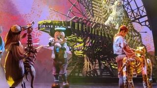Zauberhaft inszeniert: Die Tiere aus "Der König der Löwen" tanzen mit Micky auf der Bühne.
