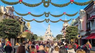 Mit sieben Kilometer Girlanden wurden die Parks von Disneyland Paris geschmückt.