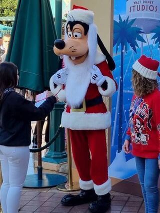 „Goofy“ trifft seine Fans im Walt Disney Studios Park für gemeinsame Fotos.