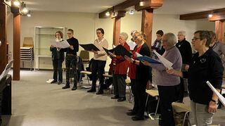 Chorleiter Rainer Ruhland (l.) dirigiert in der Mannheimer Straße die Chorgemeinschaft bei ihren Proben für das Weihnachtskonzert, das am 11. Dezember in der Roland-Seidel-Halle zu erleben ist.