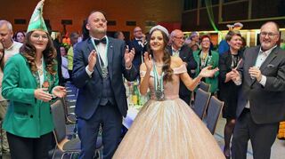 Prinzessin Julia II. (M.) – hier unter anderem mit Bürgermeister Pascal Seidel (l.) und Gemeinderat Jens Rüttinger – regiert ab sofort über ihre Untertanen beim Carneval-Club Grün-Weiß Oftersheim.