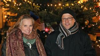Antonia und Tibor Wettstein vor dem „Kindertraumbaum“, den sie initiieren. Das Foto entstand in einem der vorausgegangenen Jahre.