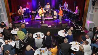 „De Corazón“ geben ein begeisterndes Konzert in der Wollfabrik.