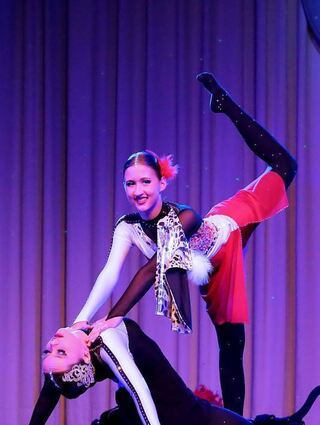 Das Duo Hannah Birke und Emilia Larm setzen das Thema „Cruella an Baroness“ um.