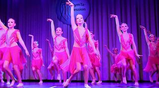 Mitreißende Szenen schon im ersten Teil der Gala: Die „Dancing Elements“ begeistern mit ihrer neuen Choreographie im Schautanz Freestyle der Schülerklasse.