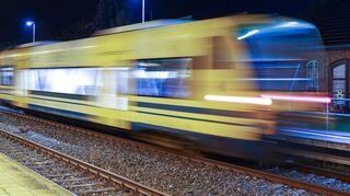 „Die Struktur des ÖPNV ist völlig aus der Zeit gefallen“, kritisiert Mobilitätsforscher Professor Dr. Andreas Knie. Was Busse und Bahnen angehe, sei der ÖPNV „als Zwangsmaßnahme organisiert“.