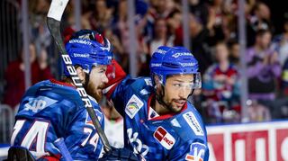 Endlich ist der Bann gebrochen: Im 21. Saisonspiel erzielte Sinan Akdag (rechts, mit Ryan MacInnis) sein erstes Tor. Am Ende jubelten aber die Eisbären.
