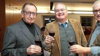 Lassen sich den neuen Beaujolais in der Zehntscheune schmecken: Altoberbürgermeister Gustav Schrank (v. l.), Freundeskreis-Präsident Matthias Stier und OB-Stellvertreter Fritz Rösch stoßen mit dem Jungwein an.
