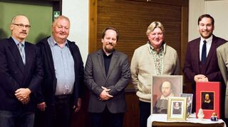 Am Ehrungsabend der CDU Brühl/Rohrhof kommen Stefan Hoffmann (v. l.), Gerhard Zirnstein, Kenneth Gund und Wolfram Gothe mit dem Landtagsabgeordneten Andreas Sturm sowie Michael Schulz, Gerd Stauffer und Nico Reffert zusammen.