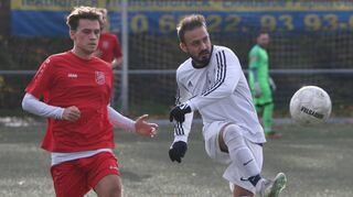 Salvatore Ferma (l.) vom SV Altlußheim kommt gegen Gianni Debole aus der „Zweiten“ des SV 98 Schwetzingen zu spät – die Partie endet 1:1.