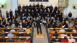 Wunderbar intoniert das Schwetzinger Vokalensemble das Requiem von John Rutter. Kirchenmusikdirektor Detlev Helmer hat die Leitung.