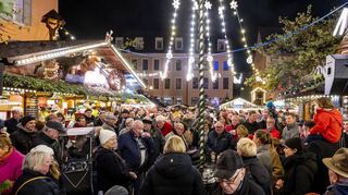 Dichtes Gedränge herrscht zum Auftakt des 47. Speyerer Weihnachtsmarkts auf dem Geschirrplätzel – nicht nur zur offiziellen Eröffnung mit Oberbürgermeisterin Seiler.