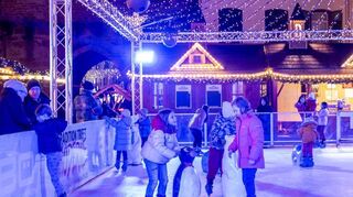 Auf dem Platz vor dem Altpörtel hat Schausteller Freddy Zinnecker ein kleines Buden-dorf und als Ersatz für eine Eisbahn eine Schlittschuhbahn aufgebaut.